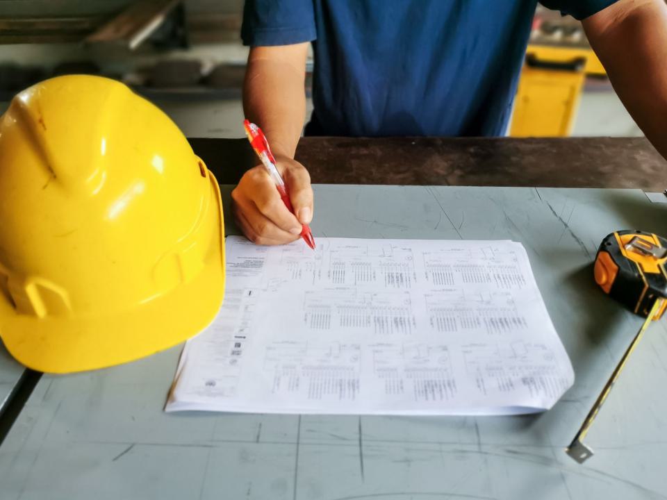 Bauhelm und Bauzeichung